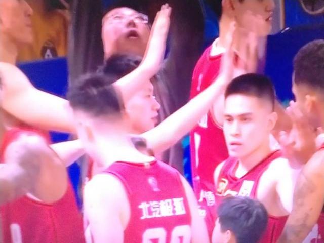 球队面对强敌，经历激战最终胜出