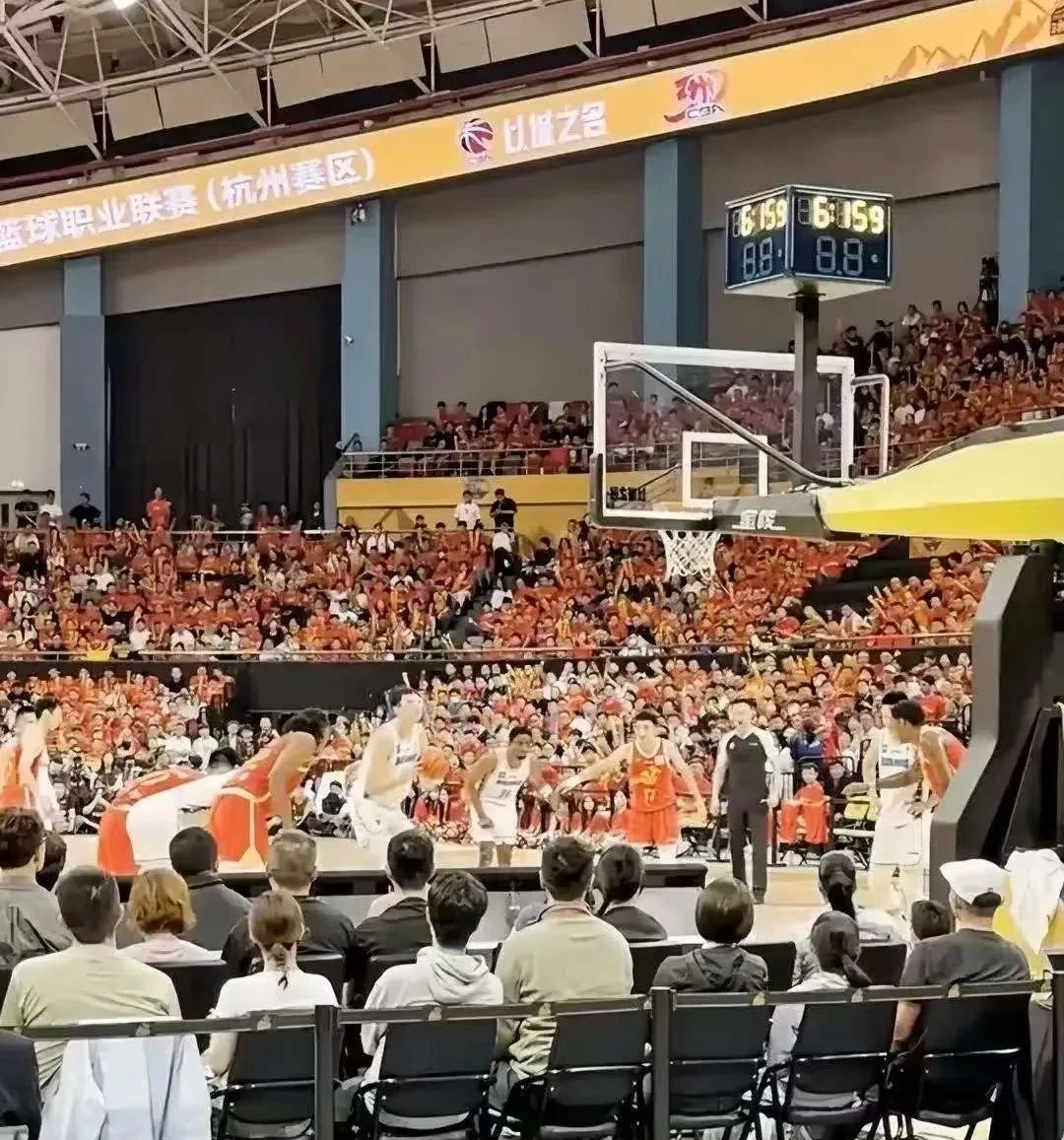 队员表现优异！总决赛氛围热闹，球迷支持满满！的简单介绍