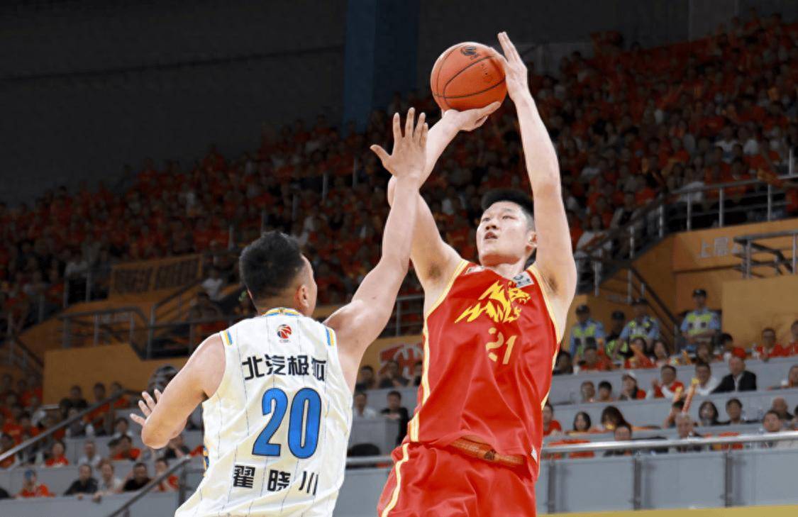 CBA联赛再掀风潮，各队球员实力逐步增强