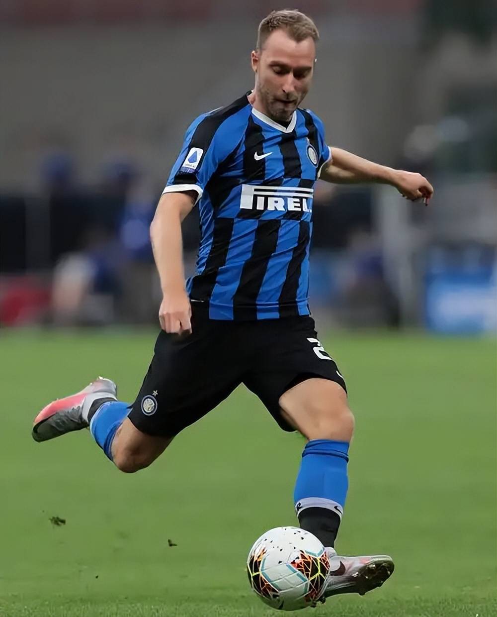 国际米兰中后卫严防死守，守住三分