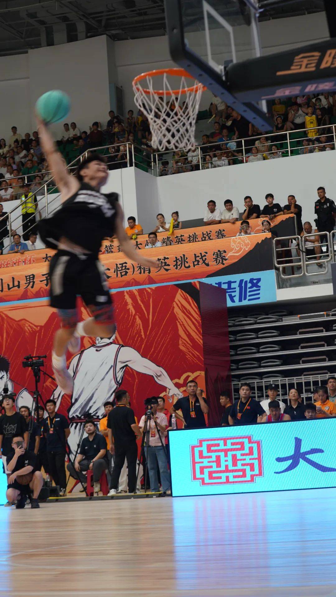 篮球联赛战幕拉开，豪强对决引人瞩目