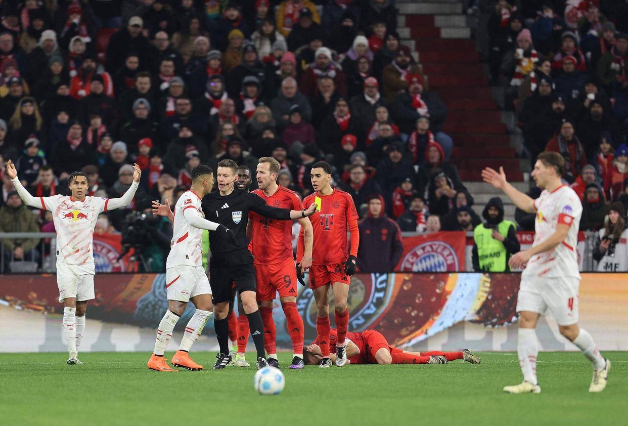 拜仁慕尼黑逆转战胜对手，全队庆祝胜利