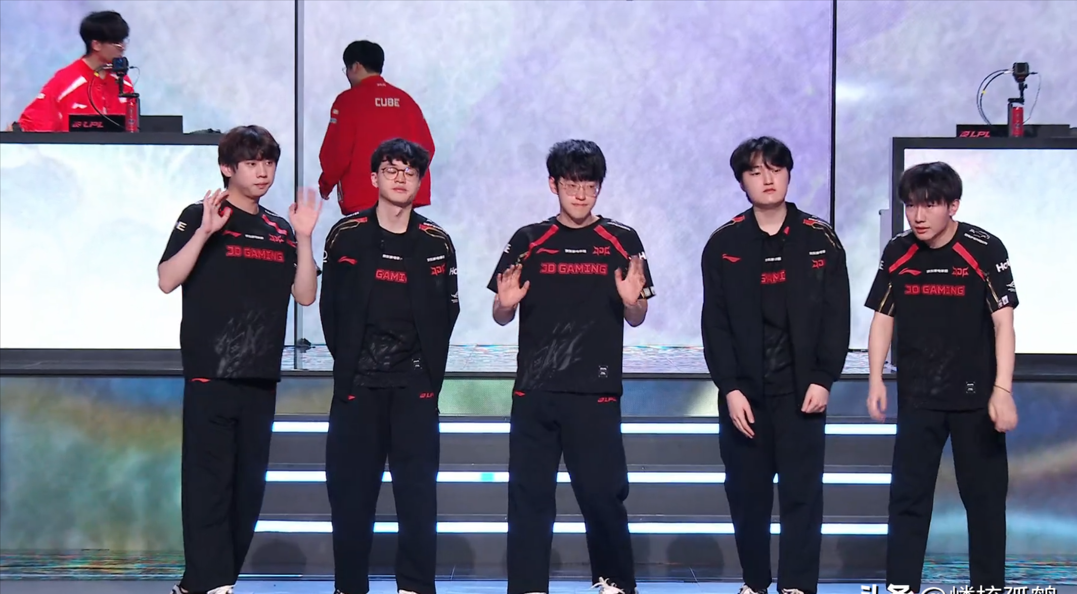 JDG险胜V5，Hanssama单局斩获MVP宿敌对决2025世界赛，成为赛场最大亮点