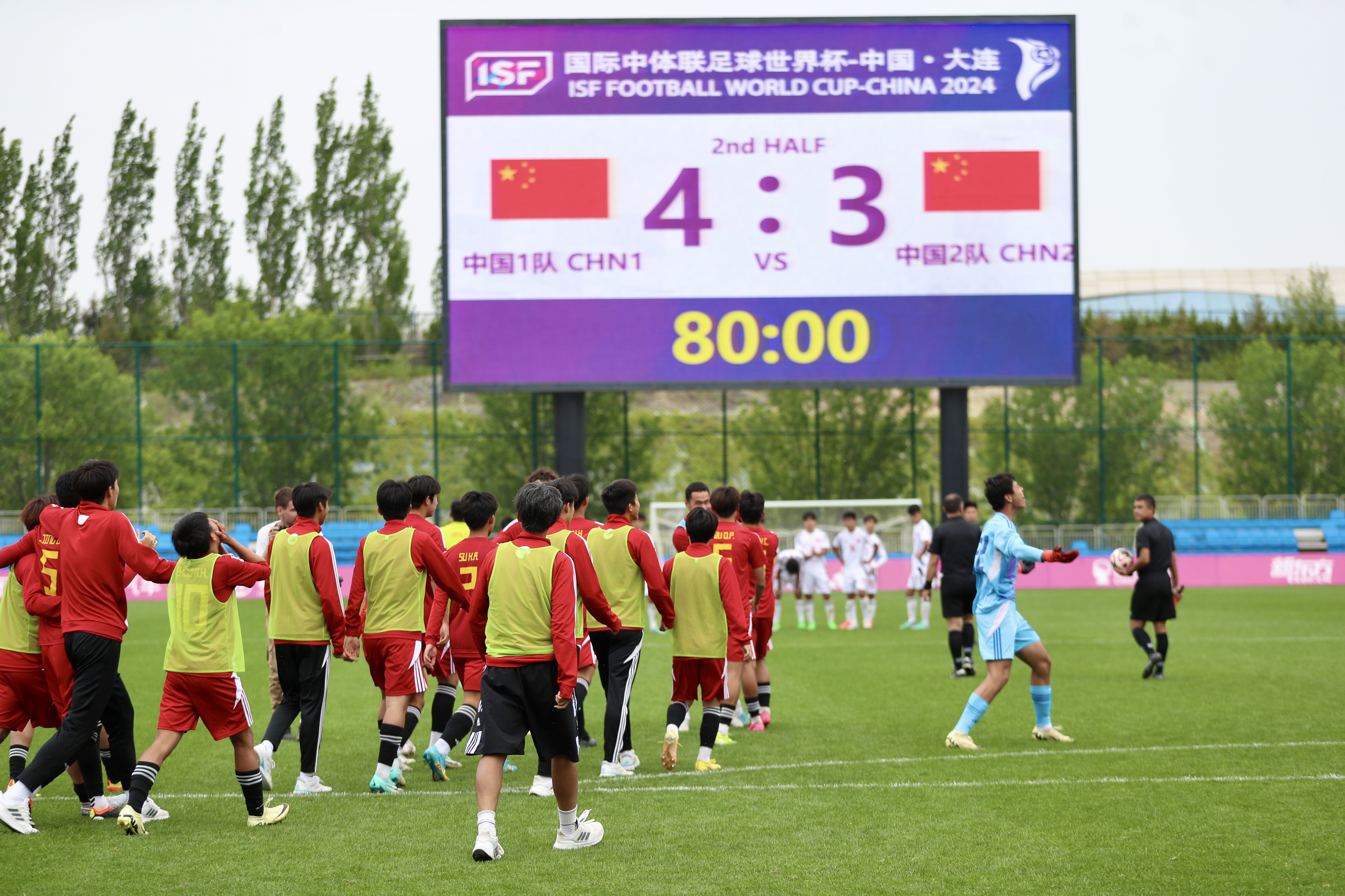 中国足球队在比赛中获胜晋级