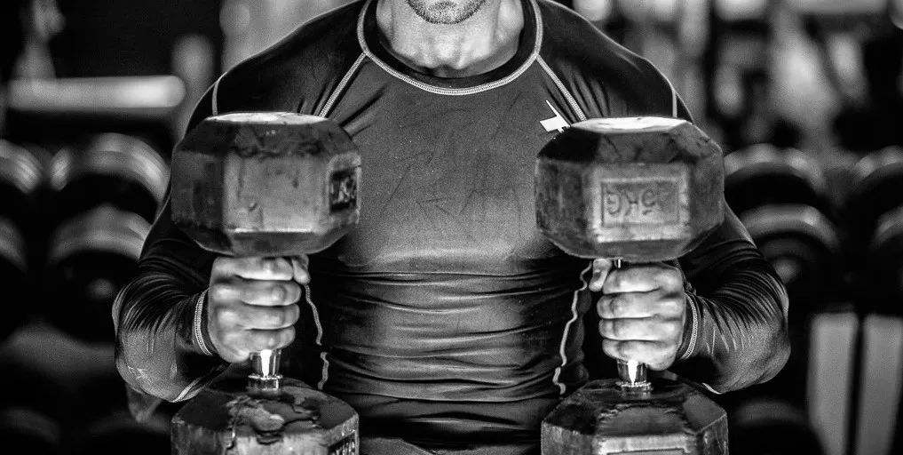 九游体育平台-弗赖堡队员积极拼搏，追赶领先者